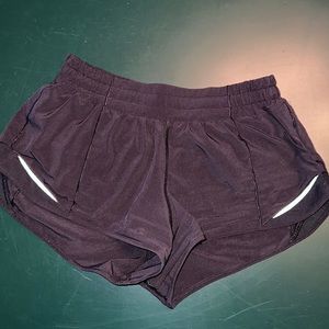 Women’s Lululemon hotty hot shorts 2.5 size 8